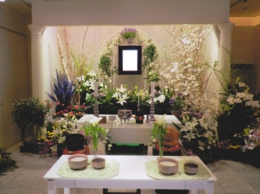看取りサポート三村麻子が作り出す花祭壇例。故人様のイメージに合わせて全てがオリジナルです。